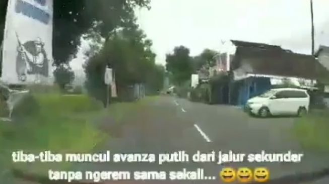 Toyota Avanza nyelonong di persimpangan bikin pemobil terkejut (Instagram)