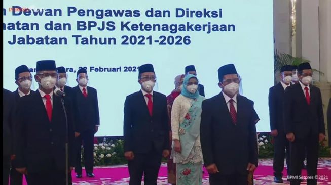 Presiden Joko Widodo (Jokowi) melantik Dewan Pengawas dan Direksi BPJS Kesehatan dan BPJS Ketenagakerjaan masa jabatan 2021-2026 di Istana Negara, Jakarta, Senin (22/2/2021). (Tangkapan Layar Sekretariat Presiden)