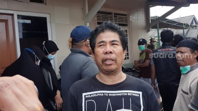 Zainuddin, kakek dari Muhamad Farhan Anindya, bocah tewas tenggelam di Kali Bintaro, ditemui di rumah duka di Jalan H. Jo'an RT 02 RW 04, Pondok Karya, Pondok Aren, Tangsel, Senin (22/2/2021). [Suara.com/Wivy]