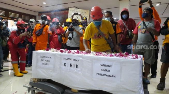 Relawan dan anggota Satgas Covid-19 se-Kabupaten Bantul mengirim replika peti mati ke kantor DPRD Bantul, Senin (22/2/2021). - (SuaraJogja.id/Muhammad Ilham Baktora)