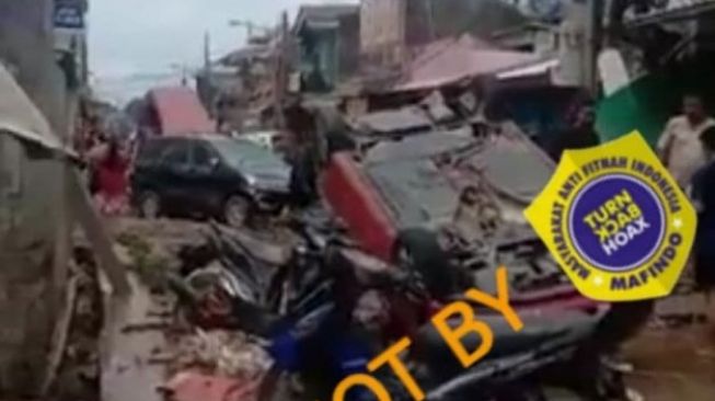 CEK FAKTA : Banyak Mobil Terbalik Usai Banjir Bekasi 2021?