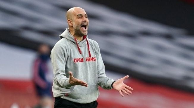 Gestur Manajer Manchester City Josep Guardiola saat menghadapi Arsenal di Emirates Stadium, Minggu (21/2/2021). [AFP]