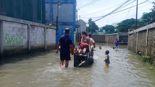 Sebut Banjir Dampak Pembangunan Tol, Warga Kadu Siap Tuntut Pengembang