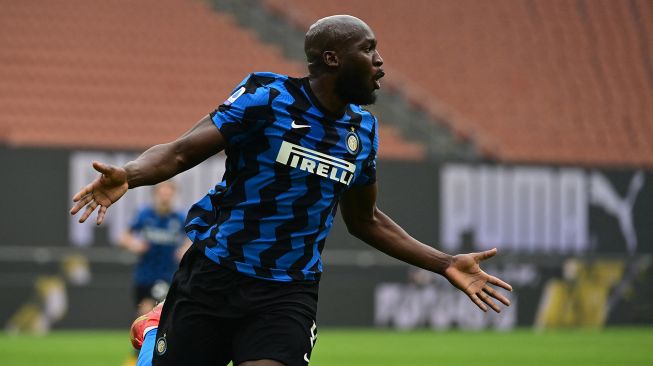 Penyerang Inter Milan Romelu Lukaku merayakan golnya setelah mencetak gol ketiga selama pertandingan sepak bola Serie A Italia AC Milan melawan Inter Milan di San Siro, Milan, Italia, Minggu (21/2/2021) malam WIB. MIGUEL MEDINA / AFP
