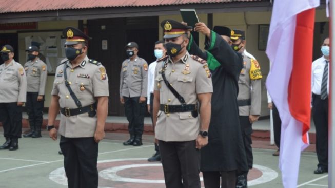 Upacara sertijab Kapolsek Pontianak Utara, Senin (22/2/2021). (Suara.com/Ocsya Ade CP)