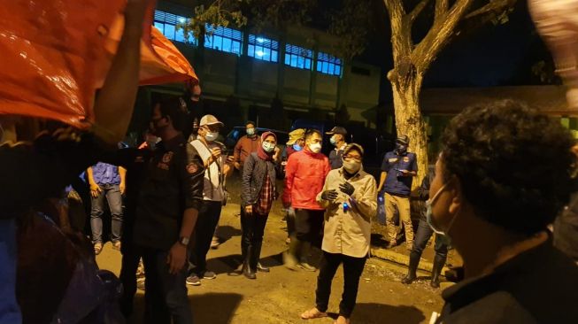 Malam-Malam Mensos Risma Serahkan Bantuan ke Korban Banjir Bekasi