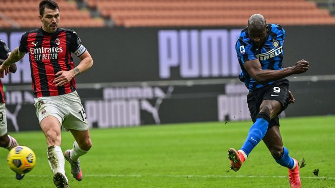 Pemain Inter Milan Romelu Lukaku melakukan tembakan untuk mencetak gol ketiga selama pertandingan sepak bola Serie A Italia AC Milan melawan Inter Milan di San Siro, Milan, Italia, Minggu (21/2/2021) malam WIB. MIGUEL MEDINA / AFP