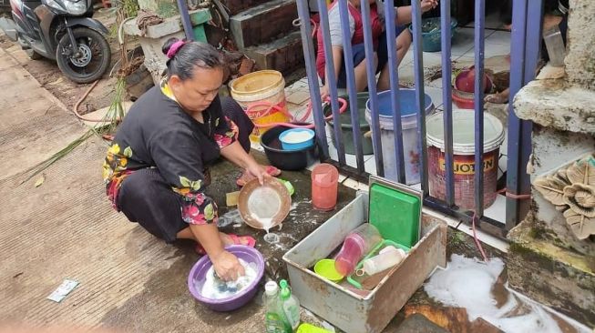 Sore Cipinang Melayu Diguyur Gerimis, Warga Trauma dan Takut Banjir Lagi