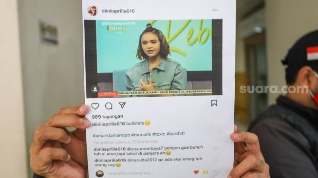 Henny Manopo, Ibu dari Aktris Amanda Manopo menunjukkan bukti ancaman kepada putrinya saat menggelar konferensi pers di Kuningan, Jakarta Selatan, Senin (22/2/2021). [Suara.com/Alfian Winanto]