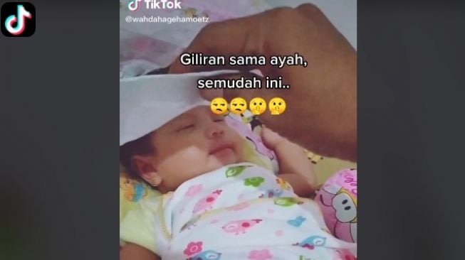 Aksi seorang pria hipnotis bayinya agar tertidur (tiktok.com/@wahdahagehamoetz)