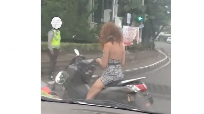 Bule tidak terima ditilang polisi di jalan (Instagram)