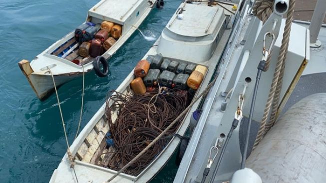 TNI AL Tangkap Aksi Pencurian Kapal Tongkang di Selat Singapura