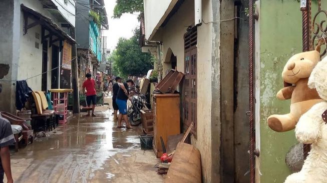 Warga Kelurahan Cipinang Melayu, Jakarta Timur, mulai membersihkan rumah setelah diterjang banjir, Senin (22/2/2021). [Dok. Sudin Kominfotik Jakarta Timur]