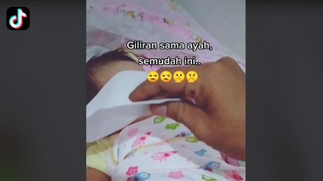 Viral! Pria Ini 'Hipnotis' Bayi Pakai Tisu, Hitungan Detik Langsung Tidur