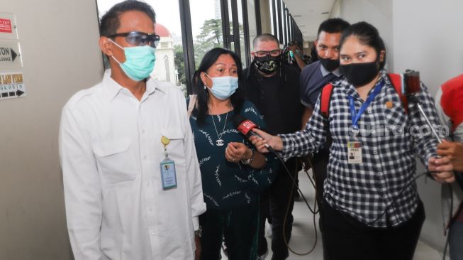 Henny Manopo, Ibu dari Aktris Amanda Manopo ketika ditemui usai menggelar konferensi pers terkait ancaman yang diterima putrinya di Kuningan, Jakarta Selatan, Senin (22/2/2021). [Suara.com/Alfian Winanto]