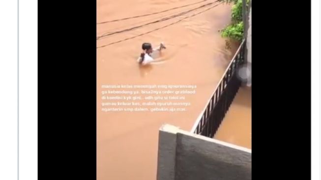 Viral Driver Ojol Menerjang Banjir Sedada Mengantar Pesanan Makanan