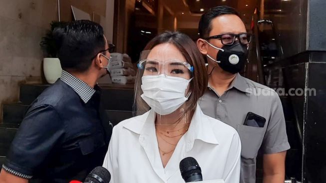 Penyanyi Gisella Anastasia saat ditemui awak media usai menjalani wajib lapor di Polda Metro Jaya, Jakarta Selatan, Senin (22/2/2021). [Suara.com/Alfian Winanto]