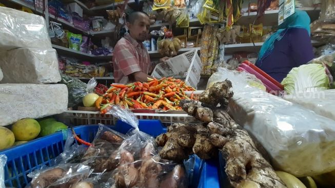 Pedagang menjual cabai rawit di sebuah pasar tradisional di Kota Cimahi, Senin (22/2/2021). Saat ini cabai rawit di Kota Cimahi harganya mencapai Rp 100 ribu per kilogram. [Suara.com/Ferrye Bangkit Rizki]