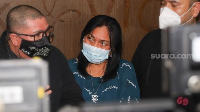 Henny Manopo, Ibu dari Aktris Amanda Manopo saat menggelar konferensi pers terkait ancaman yang diterima putrinya di Kuningan, Jakarta Selatan, Senin (22/2/2021). [Suara.com/Alfian Winanto]