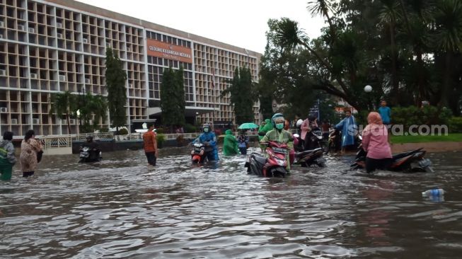 Banjir menggenangi di Jalan Pemuda Kota Semarang. [Suara.com/Dafi Yusuf]