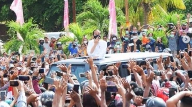 Jokowi disambut kerumunan massa di NTT. (Instagram @buddycsbarts)