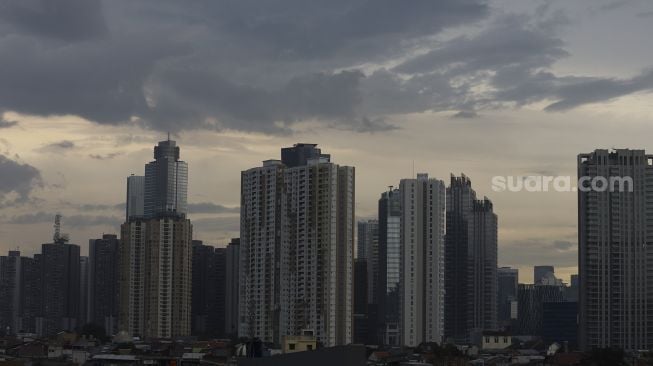 Deretan gedung bertingkat di Jakarta, Selasa (23/2/2021). [Suara.com/Angga Budhiyanto]