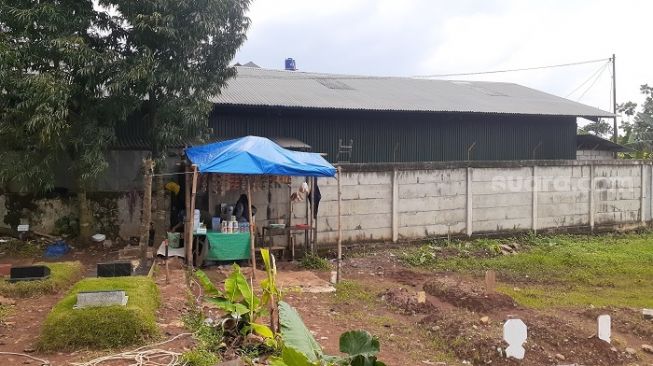 Penampakan pedagang makanan dan minuman ringan di area TPU Covid-19 di TPU Bambu Apus. (Suara.com/Yaumal)