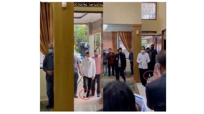 Aksi Jokowi Copot Sepatu untuk Masuk Rumah saat Melayat Jadi Sorotan