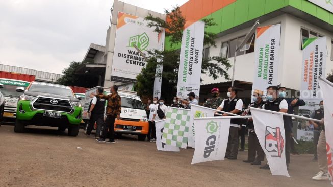 ACT luncurkan gerakan Sedekah Pangan Nasional di Wakaf Distributor Center, Gunung Putri, Bogor, Selasa (23/2/2021). [Suara.com/Ummi Hadyah Saleh)