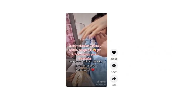 Prank valentine pacar dengan buket uang Rp 40 juta. [TikTok]