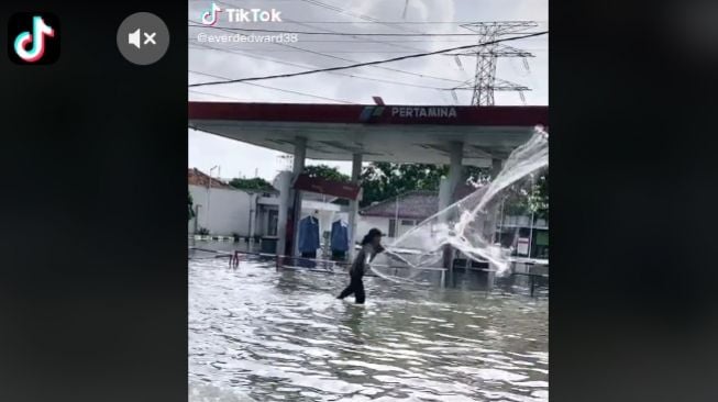 Tebar Jala di SPBU yang Kebanjiran, Aksi Pria Ini Viral di Media Sosial