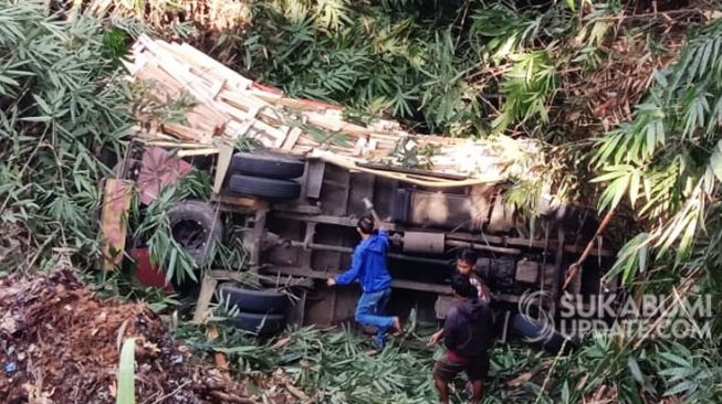 Truk Angkut Palet Masuk Jurang di Sukabumi, Sopir Langsung Lompat