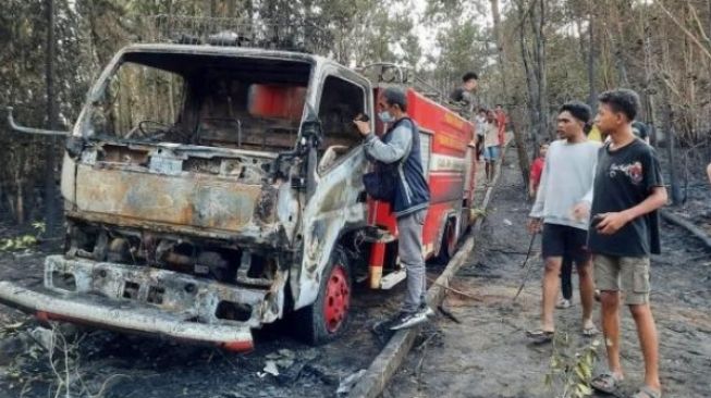 Mestinya Jinakkan Api, Mobil Damkar Kota Tanjungpinang Justru Ikut Berkobar