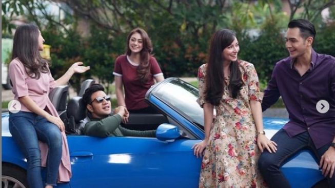 Celine Evangelista bersama Asmirandah dan Irish Bella pose di mobil mewah (Instagram)