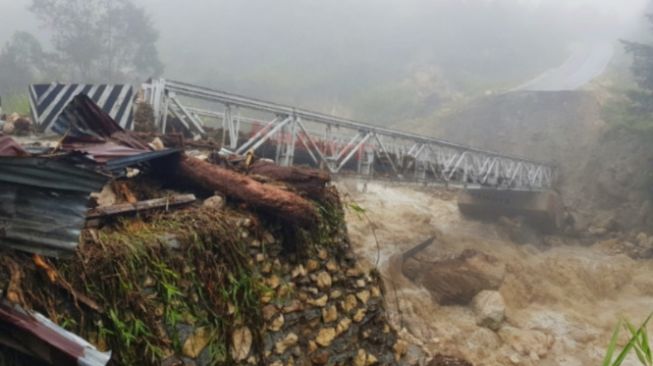 Penampakan Jembatan di Trans Papua yang Ambruk Diterjang Luapan Sungai Bion