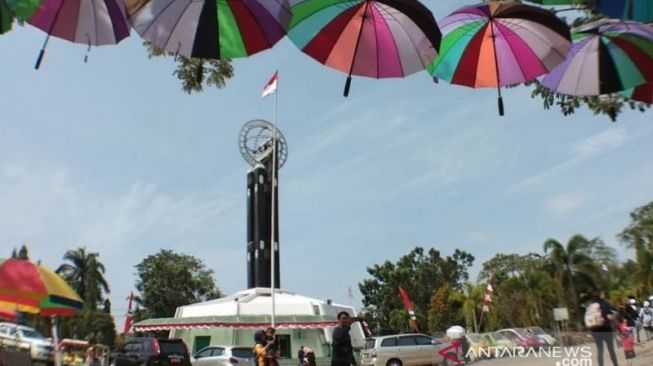 Pemugaran Tugu Khatulistiwa Pontianak terkendala anggaran karena COVID-19. (Antara)