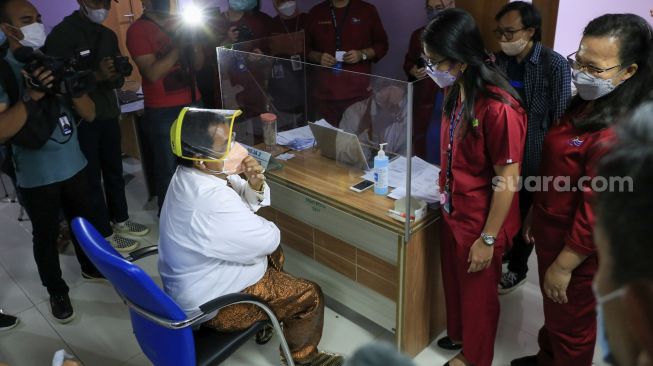 Pengacara Hotman Paris ketika di skrining sebelum menjalani vaksinasi Covid-19 di RSUD Koja, Jakarta Utara, Selasa (23/2/2021). [Suara.com/Alfian Winanto]