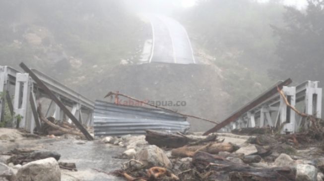 Jembatan terputus di jalur Trans Papua Wamena-Jayapura berada di kilometer 63 dari Wamena, tepatnya di antara Kampung Abenaho dan Kampung Sebi, Distrik Abenaho, Kabupaten Yalimo / [KabarPapua.co]