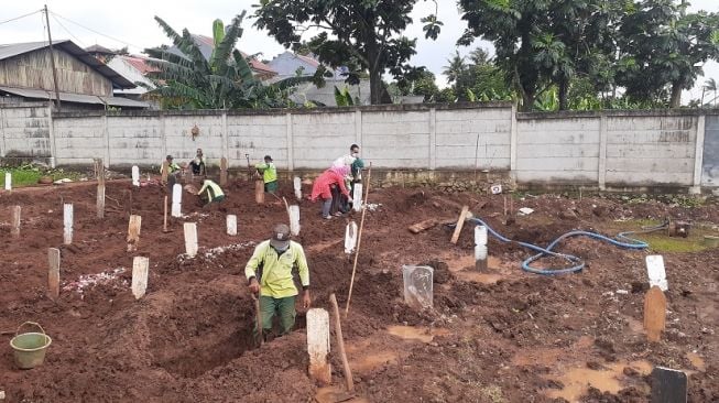 Miris! Ternyata Penggali Makam Jenazah Covid-19 DKI Tak Dapat Vaksin