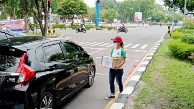 Tak Bermaksud Pojokkan Pemerintah, Tim Bola Putri Galang Dana di Jalan