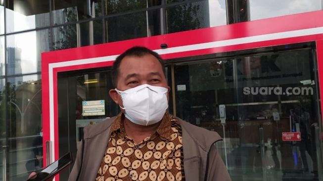 Koordinator MAKI Boyamin Saiman menyerahkan identitas King Maker kasus Djoko Tjandra ke KPK. (Suara.com/Welly Hidayat)