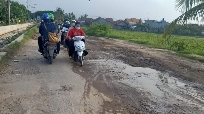 Aduh! Jalan Menuju RSUD Kota Cilegon Rusak, Berlubang dan Berlumpur