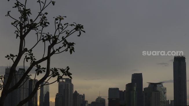 Deretan gedung bertingkat di Jakarta, Selasa (23/2/2021). [Suara.com/Angga Budhiyanto]