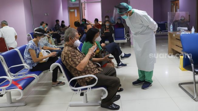 Sejumlah warga lanjut usia menunggu untuk menjalani vaksinasi Covid - 19 di RSUD Koja, Jakarta Utara, Selasa (23/2/2021). [Suara.com/Alfian Winanto]