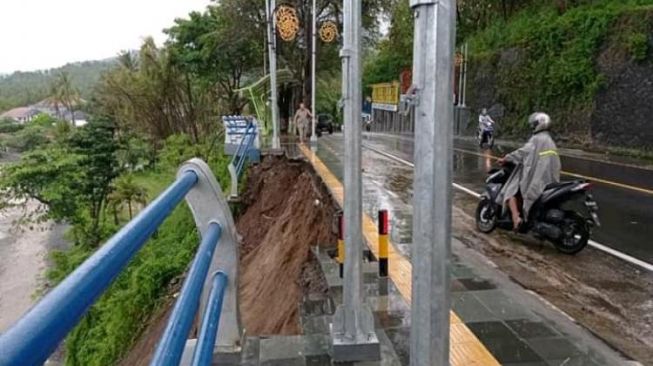 Tebing Menuju Kawasan Wisata Senggigi Lombok Barat Longsor