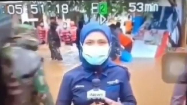 Haru! Viral Reporter Tertimpa Perahu Karet, Terjatuh saat Siaran Banjir