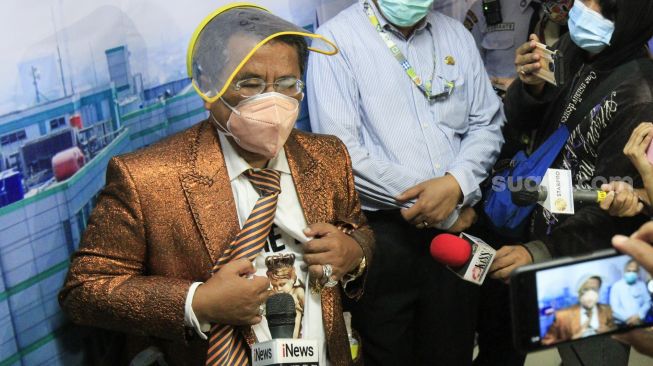 Pengacara Hotman Paris saat ditemui usai menjalani vaksinasi Covid-19 di RSUD Koja, Jakarta Utara, Selasa (23/2/2021). [Suara.com/Alfian Winanto]