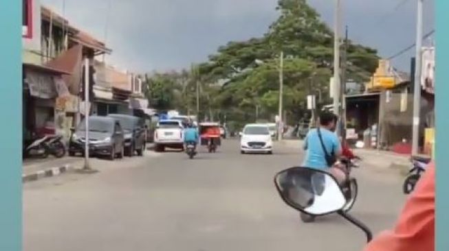 Viral Pengendara Patuh Lalu Lintas Malah Dibentak, Publik: Polisi Kemana?