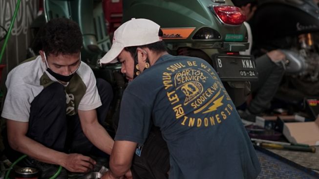 Penanganan Vespa matik usai kena banjir. (Istimewa)