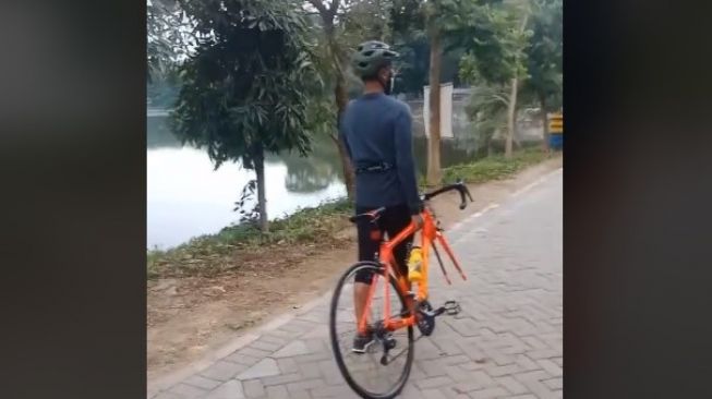 Pria ketiban apes saat gowes. (TikTok/@yusyleo)